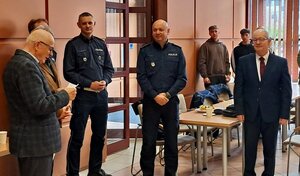 Policjanci oraz organizatorzy konkursu podczas ogłaszania wyników