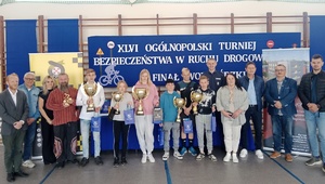 uczestnicy turnieju pozują do zdjęcia