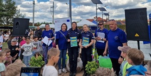 Policjanci wzięli udział w pikniku profilaktycznym w Osiu, pokazują uczestnikom policyjny sprzęt i biorą udział w zabawach z najmłodszymi