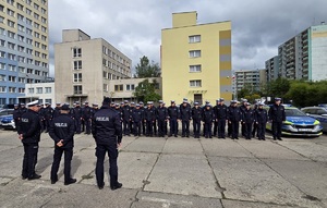 Policjanci podczas rozpoczęcia konkursu ma placu.