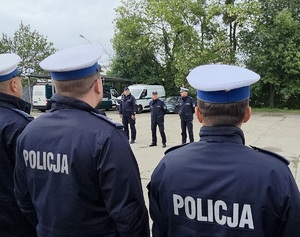 Policjanci podczas rozpoczęcia konkursu ma placu.