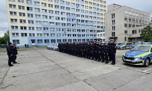 Policjanci podczas rozpoczęcia konkursu ma placu.