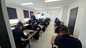 Policjanci podczas testu wiedzy.