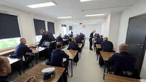 Policjanci podczas testu wiedzy.