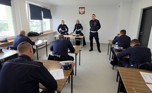 Policjanci podczas testu wiedzy.