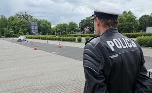 Jazda sprawnościowa radiowozem i motocyklem.
