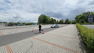 Jazda sprawnościowa radiowozem i motocyklem.