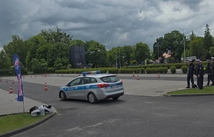Jazda sprawnościowa radiowozem i motocyklem.