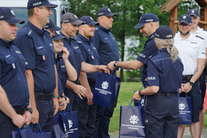 Policjanci na placu podczas inauguracji zawodów.