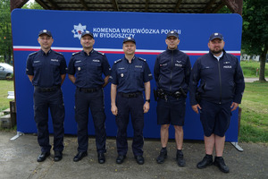 Policjanci na placu podczas inauguracji zawodów.