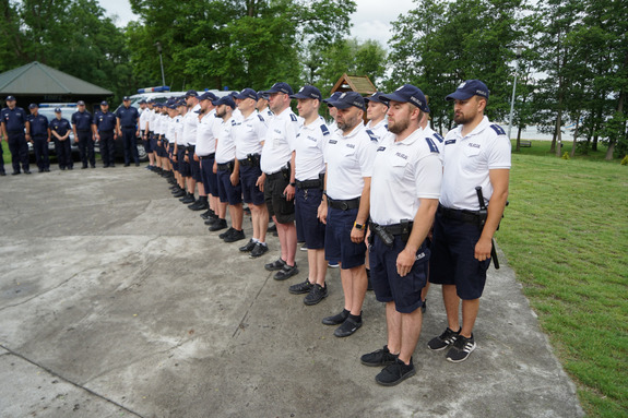 Policjanci na placu podczas inauguracji zawodów.