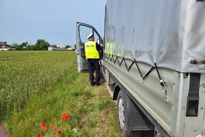 Policjanci ze Świecia podczas działań na drodze.