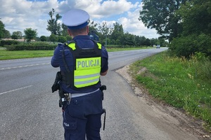 Policjanci ze Świecia podczas działań na drodze.