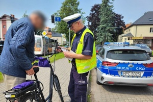 Policjanci ze Świecia podczas działań na drodze.