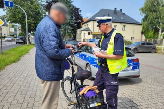 Policjanci ze Świecia podczas działań na drodze.