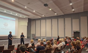 Policjanci podczas szkolenia na sali.