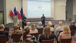 Policjanci podczas szkolenia na sali.