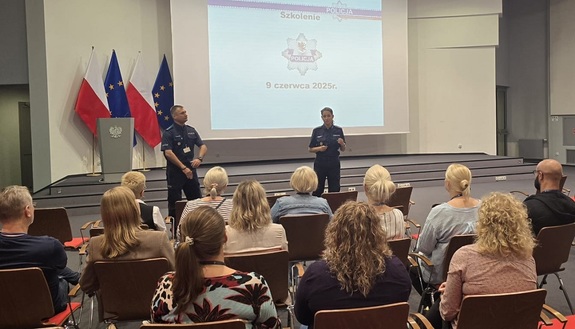 Policjanci podczas szkolenia na sali.