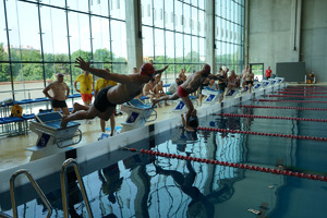 Policyjni wodniacy na basenie podczas zawodów.