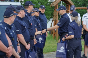 Policjanci uczestniczą w zawodach ratownictwa wodnego nad jeziorem w Wąsoszu i na basenie Astoria w Bydgoszczy