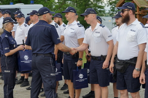 Policjanci uczestniczą w zawodach ratownictwa wodnego nad jeziorem w Wąsoszu i na basenie Astoria w Bydgoszczy