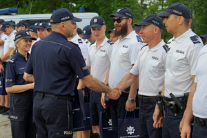 Policjanci uczestniczą w zawodach ratownictwa wodnego nad jeziorem w Wąsoszu i na basenie Astoria w Bydgoszczy