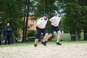 Policjanci uczestniczą w zawodach ratownictwa wodnego nad jeziorem w Wąsoszu i na basenie Astoria w Bydgoszczy