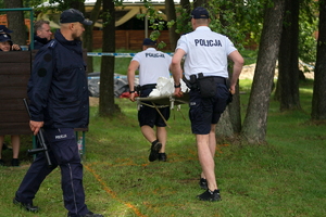 Policjanci uczestniczą w zawodach ratownictwa wodnego nad jeziorem w Wąsoszu i na basenie Astoria w Bydgoszczy