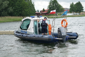 Policjanci uczestniczą w zawodach ratownictwa wodnego nad jeziorem w Wąsoszu i na basenie Astoria w Bydgoszczy