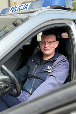 Policjant w radiowozie.