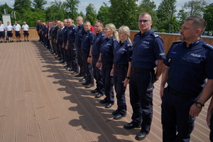 uroczyste wyłonienie zwycięzców zawodów w poszczególnych kategoriach. Policjanci odbierają puchary, medale i nagrody