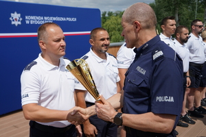 uroczyste wyłonienie zwycięzców zawodów w poszczególnych kategoriach. Policjanci odbierają puchary, medale i nagrody