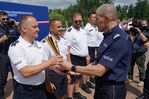uroczyste wyłonienie zwycięzców zawodów w poszczególnych kategoriach. Policjanci odbierają puchary, medale i nagrody