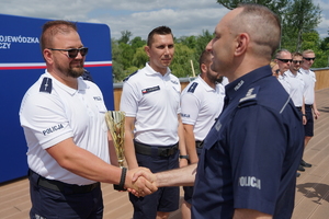 uroczyste wyłonienie zwycięzców zawodów w poszczególnych kategoriach. Policjanci odbierają puchary, medale i nagrody