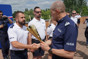 uroczyste wyłonienie zwycięzców zawodów w poszczególnych kategoriach. Policjanci odbierają puchary, medale i nagrody