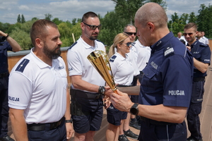 uroczyste wyłonienie zwycięzców zawodów w poszczególnych kategoriach. Policjanci odbierają puchary, medale i nagrody