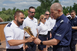 uroczyste wyłonienie zwycięzców zawodów w poszczególnych kategoriach. Policjanci odbierają puchary, medale i nagrody