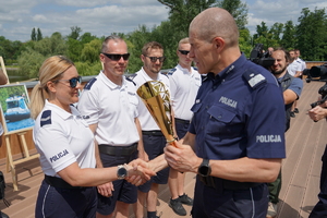 uroczyste wyłonienie zwycięzców zawodów w poszczególnych kategoriach. Policjanci odbierają puchary, medale i nagrody