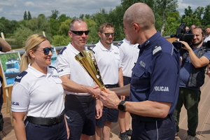 uroczyste wyłonienie zwycięzców zawodów w poszczególnych kategoriach. Policjanci odbierają puchary, medale i nagrody