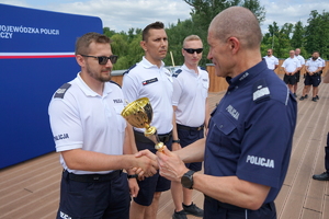 uroczyste wyłonienie zwycięzców zawodów w poszczególnych kategoriach. Policjanci odbierają puchary, medale i nagrody