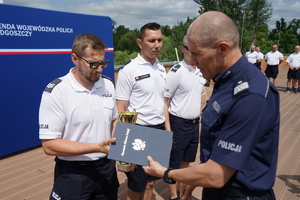 uroczyste wyłonienie zwycięzców zawodów w poszczególnych kategoriach. Policjanci odbierają puchary, medale i nagrody