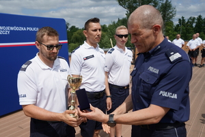 uroczyste wyłonienie zwycięzców zawodów w poszczególnych kategoriach. Policjanci odbierają puchary, medale i nagrody