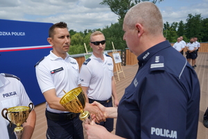 uroczyste wyłonienie zwycięzców zawodów w poszczególnych kategoriach. Policjanci odbierają puchary, medale i nagrody