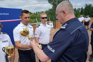 uroczyste wyłonienie zwycięzców zawodów w poszczególnych kategoriach. Policjanci odbierają puchary, medale i nagrody
