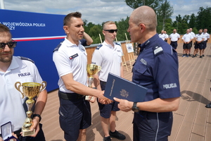 uroczyste wyłonienie zwycięzców zawodów w poszczególnych kategoriach. Policjanci odbierają puchary, medale i nagrody
