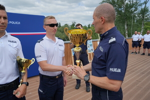 uroczyste wyłonienie zwycięzców zawodów w poszczególnych kategoriach. Policjanci odbierają puchary, medale i nagrody