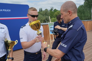uroczyste wyłonienie zwycięzców zawodów w poszczególnych kategoriach. Policjanci odbierają puchary, medale i nagrody