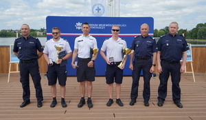 uroczyste wyłonienie zwycięzców zawodów w poszczególnych kategoriach. Policjanci odbierają puchary, medale i nagrody