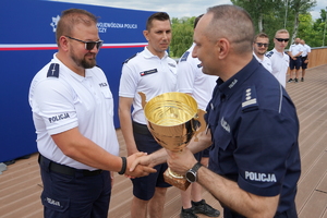 uroczyste wyłonienie zwycięzców zawodów w poszczególnych kategoriach. Policjanci odbierają puchary, medale i nagrody