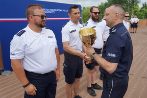 uroczyste wyłonienie zwycięzców zawodów w poszczególnych kategoriach. Policjanci odbierają puchary, medale i nagrody